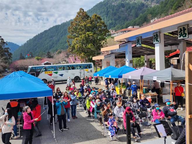 武陵農場舉辦「友善高齡者旅遊日」，由家人陪伴長者到場賞櫻，並聆聽民歌演唱。（武陵農場提供）