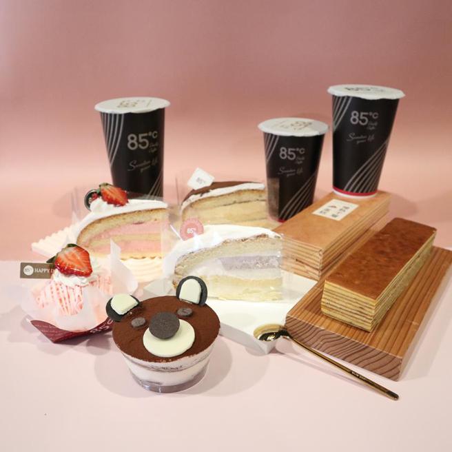 85度C从自2月10日至2月14日，推出两款精致情人节套餐，指定切片蛋糕加一杯指定饮料只要99元。（图／85度C提供）