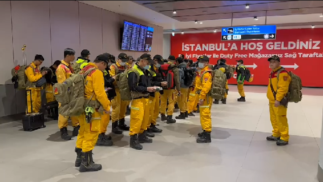 北市第一批搜救队伍已抵达伊斯坦堡机场，稍候准备转机前往阿达纳机场。(翻摄画面)