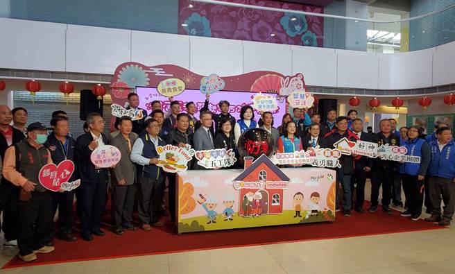 云林县府弱势家庭及独居老人防饿防寒计画（简称「双B计画」）7日举行记者会宣布上路。（周丽兰摄）