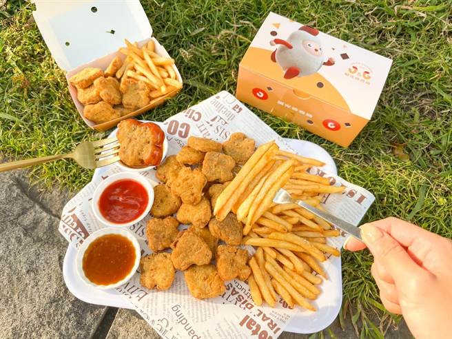 继光香香鸡9日开卖推鸭香宝脆薯人气双拼，至15日前限时推出黄金鸡鸭块限时买一送一。（香继光提供）