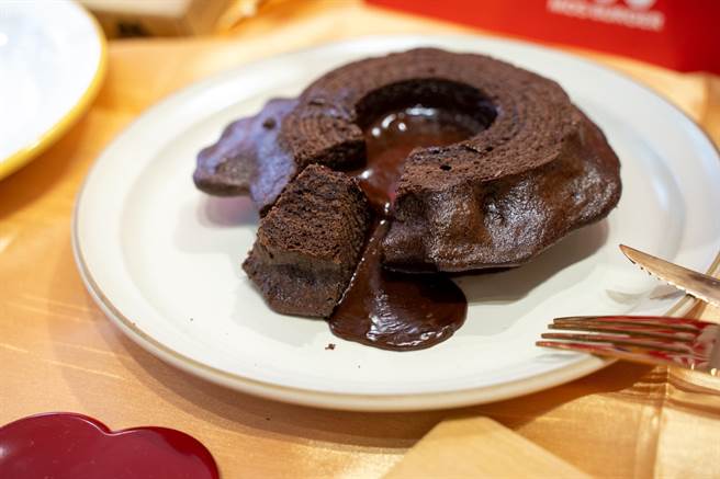 摩斯汉堡甜蜜双人组包含「法式树干年轮蛋糕」，浓郁巧克力内馅诱人食欲。（摩斯汉堡提供）