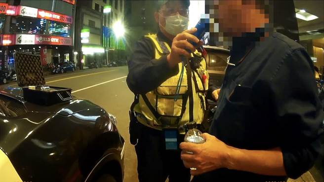 高雄郭男因酒后开车，依公共危险罪送办。（翻摄照片／崔正纲高雄传真）