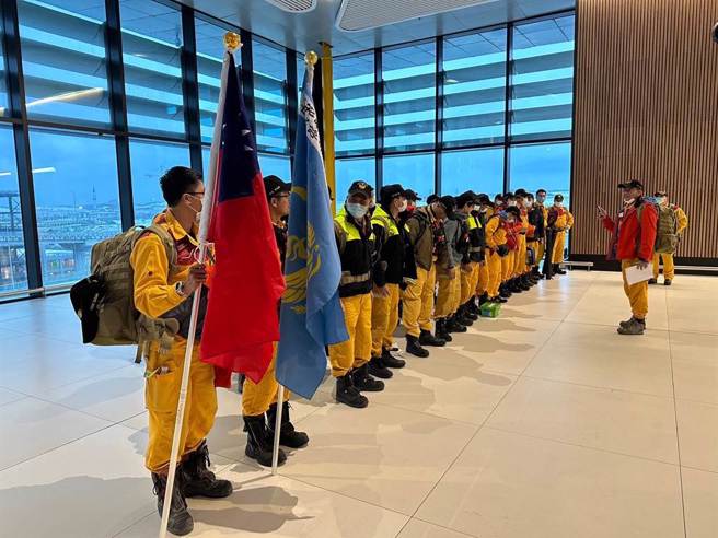 国第一批搜救队已抵达伊斯坦堡，正转机前往灾区。（北市消防局提供）