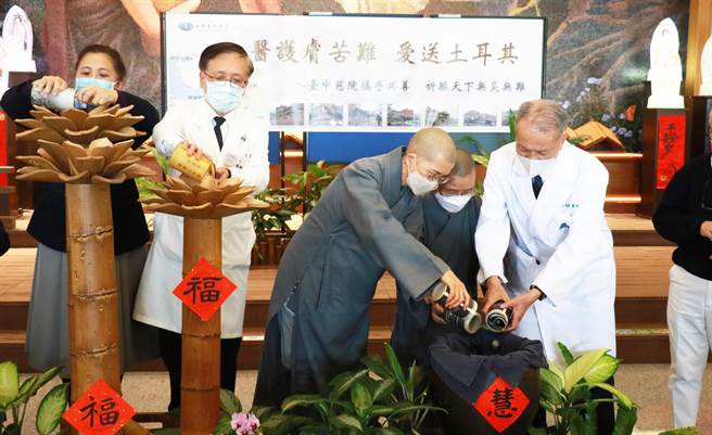 台中慈济医院7日举办募心募爱活动，由静思精舍德如、德佩师父带领慈济医疗志业医护同仁虔诚为灾民祈祷，同仁与医疗志工踊跃响应捐款。(台中慈济医院提供)