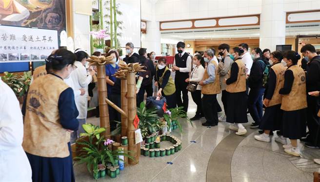 台中慈济医院7日举办募心募爱活动，由静思精舍德如、德佩师父带领慈济医疗志业医护同仁虔诚为灾民祈祷，同仁与医疗志工踊跃响应捐款。(台中慈济医院提供)