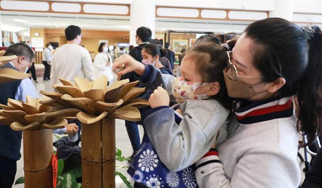 台中慈济医院7日举办募心募爱活动，由静思精舍德如、德佩师父带领慈济医疗志业医护同仁虔诚为灾民祈祷，同仁与医疗志工踊跃响应捐款。(台中慈济医院提供)