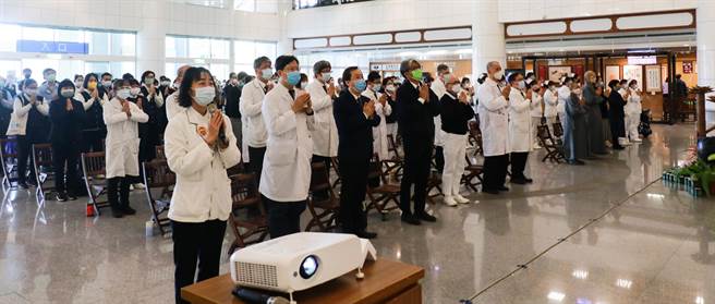 台中慈济医院7日举办募心募爱活动，由静思精舍德如、德佩师父带领慈济医疗志业医护同仁虔诚为灾民祈祷，同仁与医疗志工踊跃响应捐款。(台中慈济医院提供)