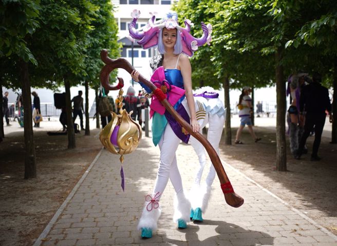 Cosplayer装扮成英雄联盟的角色。（达志影像）