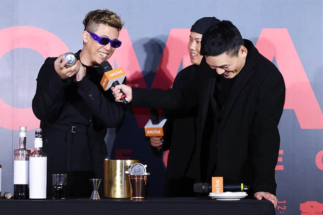 玖壹壹今在记者会上调制BROMAN酒款，预祝演唱会顺利，「红兔」大展。（陈俊吉摄）★《中时新闻网》关心您：饮酒过量，有碍健康。酒后不开车，安全有保障！