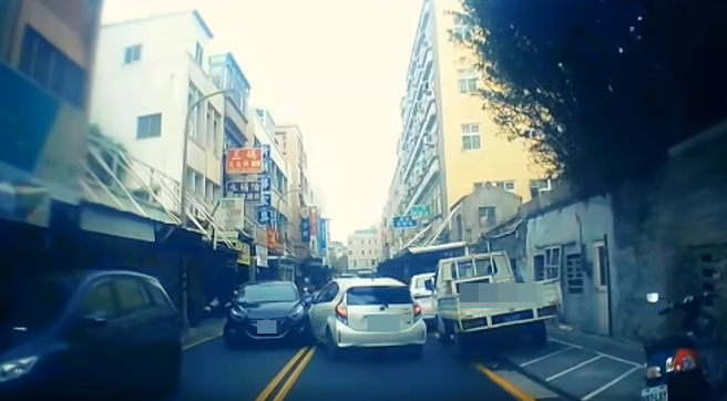 他駕iRent進巷子，後方狂叭害緊張連撞2車，網一面倒怒後車。(翻攝臉書爆廢公社公開版)
