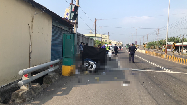 高雄一对母子骑车双载，行经佛光山附近自撞电杆。（陈慧雯翻摄）