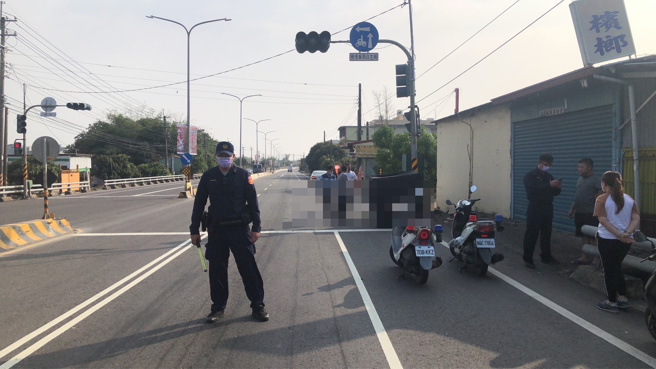 高雄一对母子骑车双载，行经佛光山附近自撞电杆。（陈慧雯翻摄）