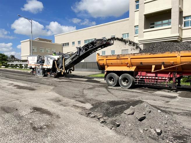 神冈丰洲工业园区堤南路车道及丰工东路道路，厂商自己认养路面养护，确保砂石车行经通行品质。(台中市政府提供)