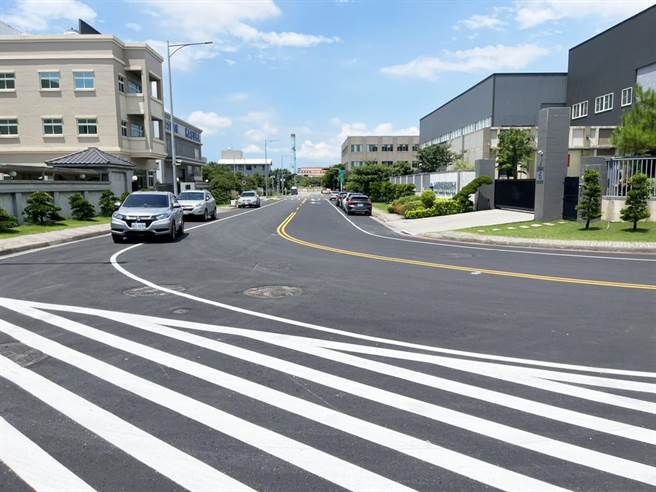 神冈丰洲工业园区堤南路车道及丰工东路道路，厂商自己认养路面养护，确保砂石车行经通行品质。(台中市政府提供)