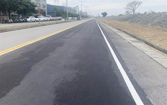神冈丰洲工业园区堤南路车道及丰工东路道路，厂商自己认养路面养护，确保砂石车行经通行品质。(台中市政府提供)