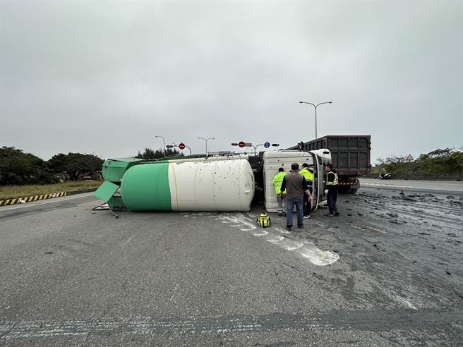 新竹市香山區西濱路、香山聯絡道今上午發生兩輛大貨車事故，其中1輛載送液態氮的大貨車翻車，打橫在路中間。（翻攝照片／王惠慧新竹傳真）