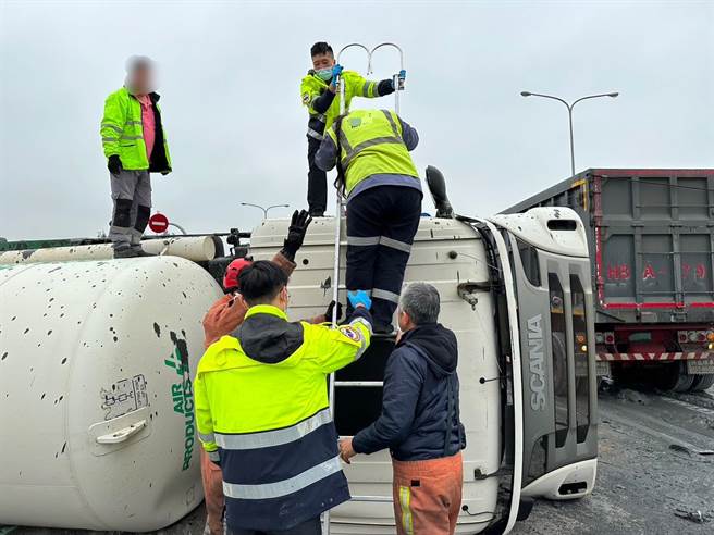 事故也導致其中1輛大貨車翻車，駕駛一度受困，在消防人員協助下被救出。（翻攝照片／王惠慧新竹傳真）