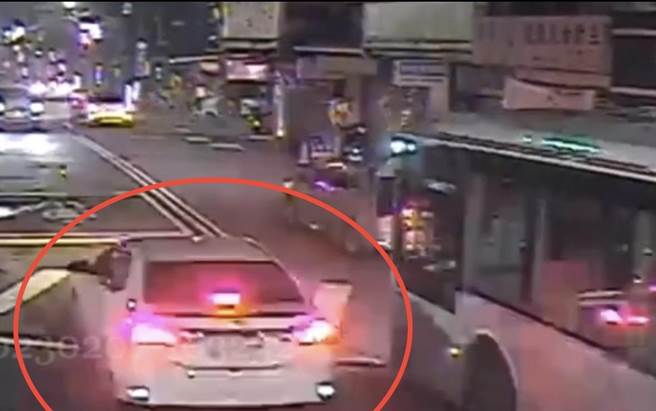 江嫌驾车逆向行驶，逃避警方追捕。（警方提供）