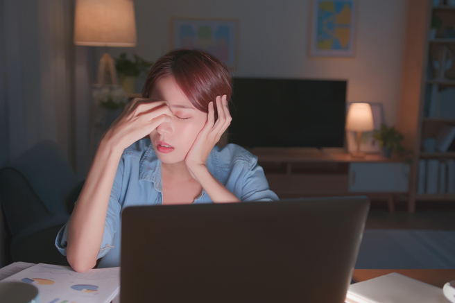 现代人作息不当又常滑手机，容易导致眼睛疲劳，医师分享5个明目穴位。(示意图/达志影像)