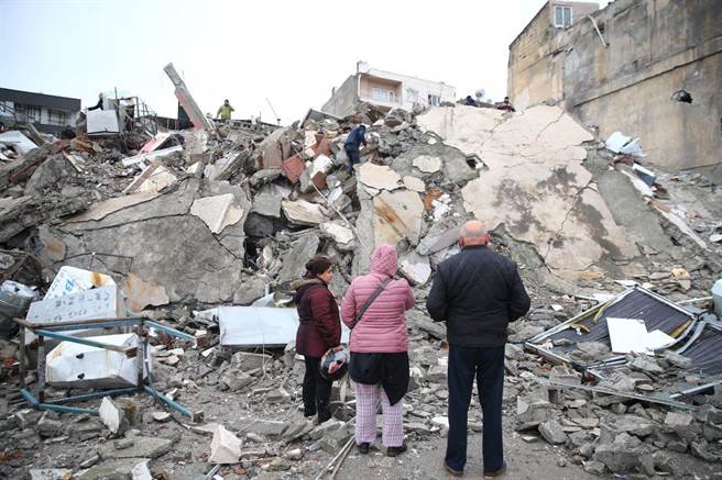 红十字会运用国际红十字网络，持续关注IFRC与当地红会的动态，第一时间了解灾情及相关需求，呼吁各界一起协助土耳其及叙利亚人民渡过难关。（红十字会提供／林良齐台北传真）