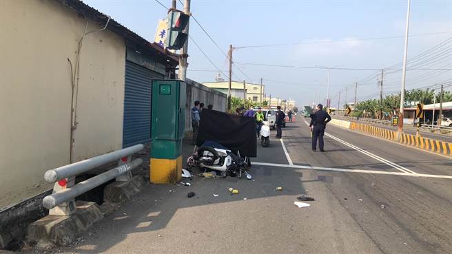 高雄52岁曾姓妇人今天下午骑乘电动机车搭载15岁儿子，行经台29线近佛光山溪埔路段时，不明原因自撞号志杆，警消获报到场，曾女已死亡未送医，儿子则是多处擦挫伤送往义大医院治疗。(警方提供／林雅惠传真)