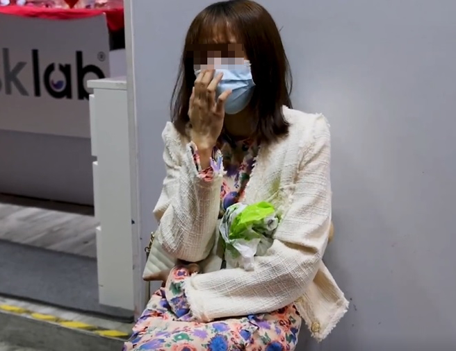 女子在香港街頭「賣身葬父」，並索求115萬元新台幣，但一旁擺的照片卻遭網友揭穿是大陸知名導演徐紀周。（翻攝自微博）