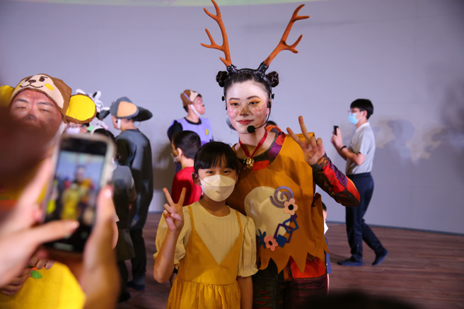 小朋友与演员合照留念。(照片/慈济科大提供)