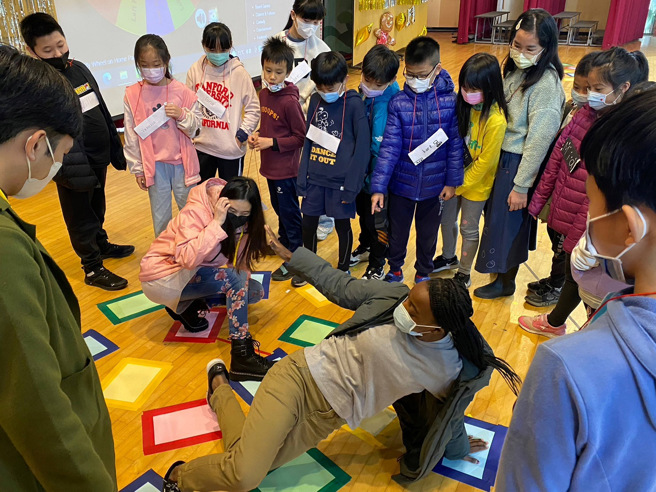 教育局于丽园国小办理112年冬令双语营「绝顶桌游乐双语营」，鼓励孩子开口说英语。(照片/新北市教育局提供)