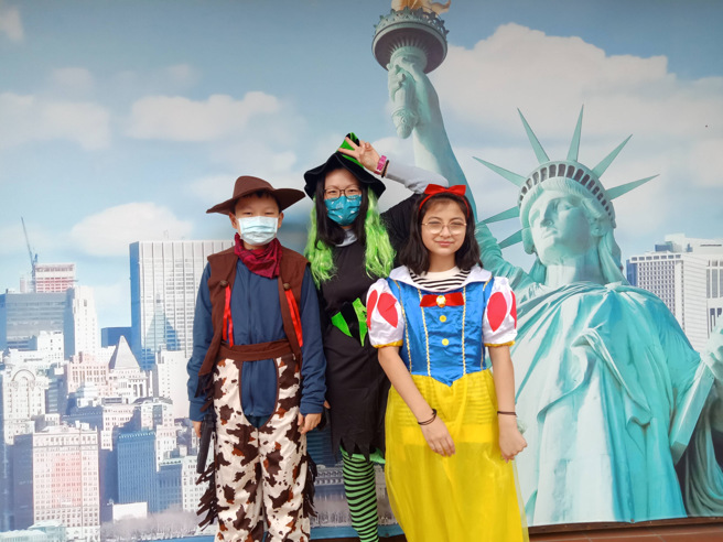 淡水国小国际文教中心以美国文化为主题，让亲子体验迪士尼变装秀。(照片/新北市教育局提供)