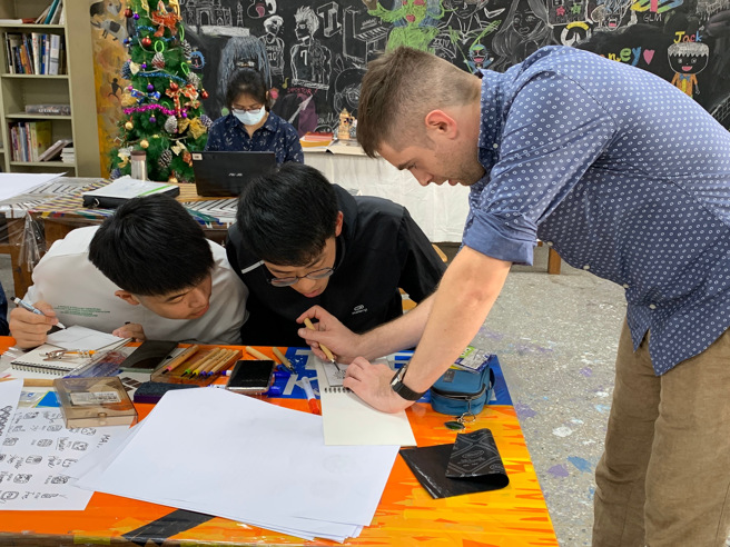 教育局为高、国中1、2年级学生，开设34场的寒假外师拓客任务营，外师带领学生进行手作课程。(照片/新北市教育局提供)