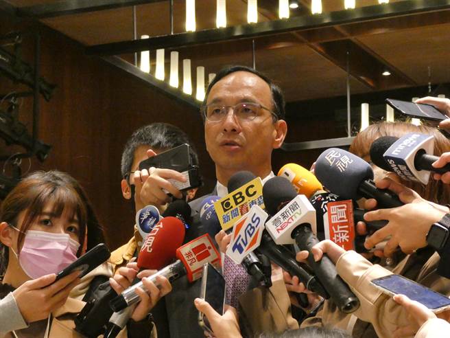 国民党前主席连战今天发表《连战回忆录》新书，党主席朱立伦致词时表示，连战在台发发展的包含保卫台湾、建设台湾、民主台湾与和平台湾的4个阶段都扮演重要角色，尤其是民主台湾与和平台湾阶段贡献更是卓着。（周志豪摄）