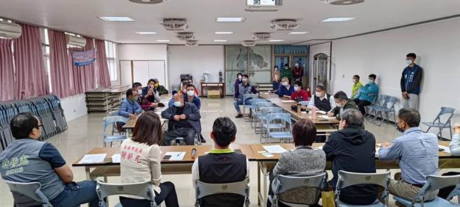 中华电信6日来地方开协调会，包含立委林俊宪团队、市议员谢舒凡和立委拟参选人郭贞慧都出席关心、反映地方心声。（李英信提供／张毓翎台南传真）