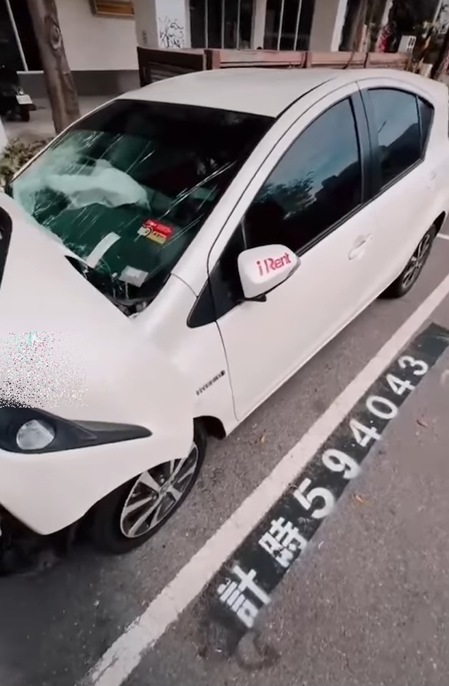 有民眾拍下一辆事故车车头「下巴」掉了，但因为停在停车格内，还是躲不过被「收费」的命运。（翻摄自脸书重机车友 ❘ 各区路况天气、资讯分享中心）