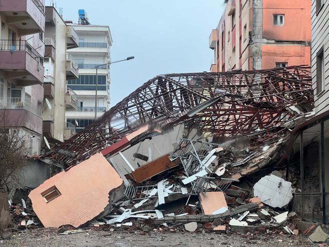 土耳其強震後許多建築物倒塌。（翻攝自台灣雷伊漢勒世界公民中心臉書）