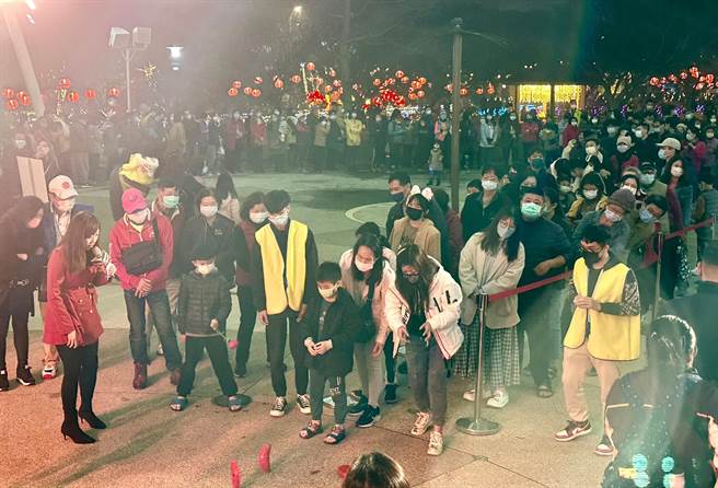 2023桃园灯会掷筊大赛，民眾热情参与。（观旅局提供／蔡明亘桃园传真）