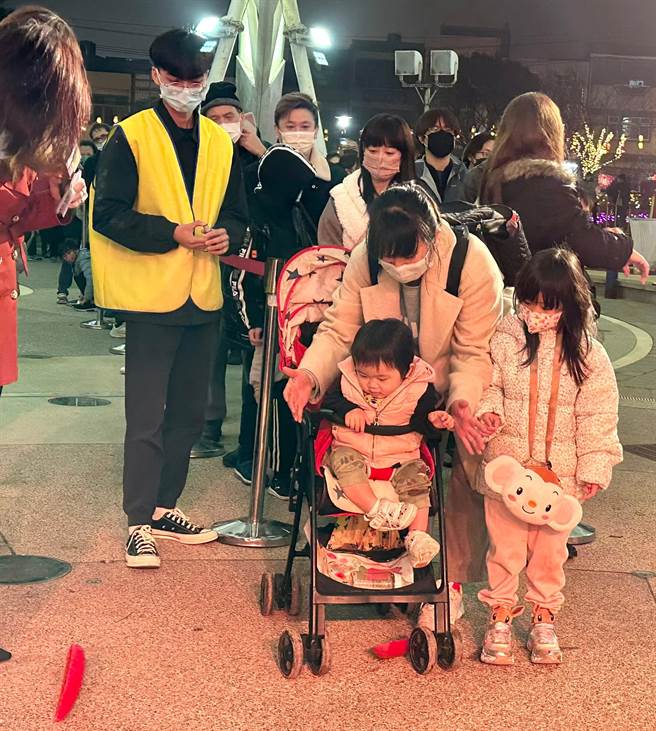 2023桃园灯会掷筊大赛。（观旅局提供／蔡明亘桃园传真）