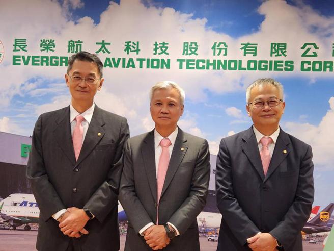 （长荣航太（2645）即将由兴柜转上市，预定3月底前，随着客运復甦，法人估计长荣航太今年制造事业体营收将年增25-30％，并跨入军工产业。长荣航太团队-（左）为长荣航太制造事业体总经理李纬章，（中）为长荣航太董事长黄南宏，（右）为长荣航太维修事业体总经理郭胜义。图／王淑以）