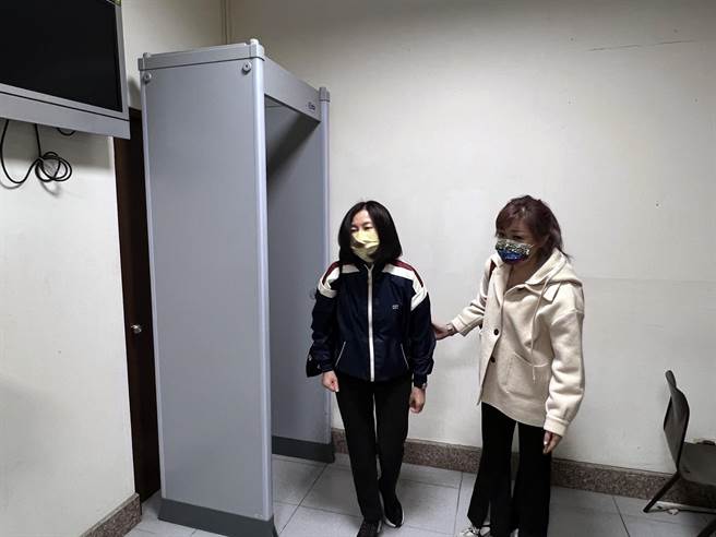 台南市议长邱莉莉（左）再获交保后，一脸疲惫步出台南地检署法警室。（洪荣志摄）