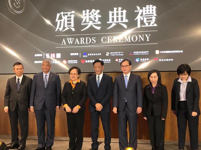 （工商时报主办的「第13届台湾权王大赛」7日举办颁奖典礼，累积总买入金额高达225亿元，报名人数将近3,000人。图／陈昱光）