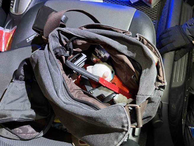 警方在汪男自小客车上查获疑似凶刀。（警方提供）
