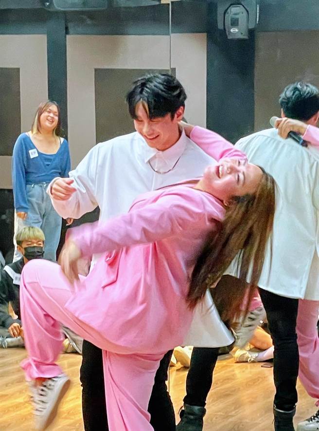 蔡作园被江子妤同学当人体钢管，笑果十足。（台北海大提供）