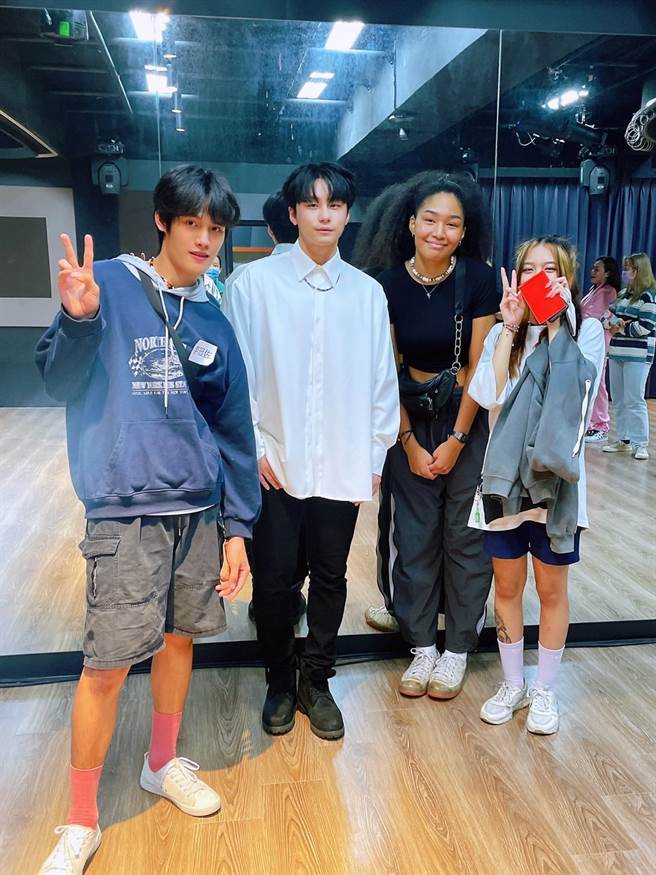 台北海大同学觉得蔡作园（中）温柔又帅气，多希望他课。（台北海大提供）