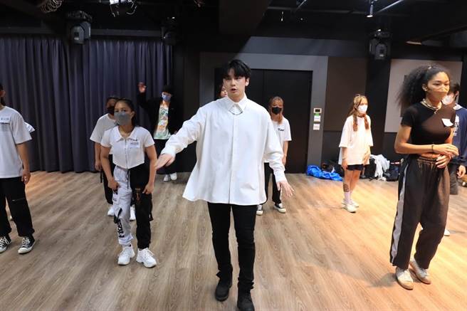 蔡作园（中）除了发表练习生讲座，还下场示范跳舞的密技。（台北海大提供）