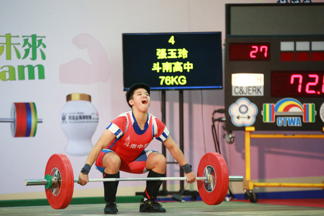 斗南高中张玉玲，在全国青年杯举重赛夺下银牌。(中华民国举重协会提供)