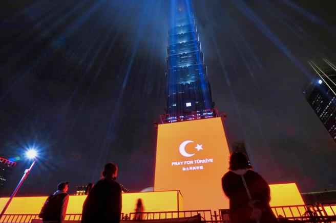 全联于正在展演的「光钥未来全联25」LED数位迷宫灯饰中，播放「Pray for Türkiye」祈福画面。（全联提供）