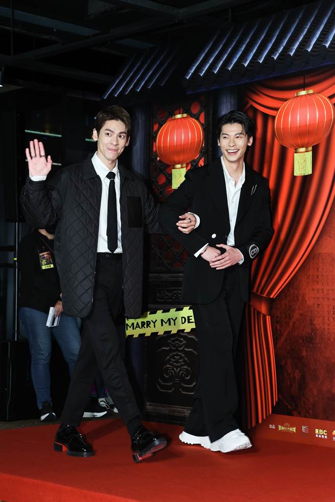 许光汉和林柏宏在片中冥婚，首映会上挽着手出场。（罗永铭摄）