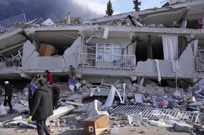 土耳其與敘利亞發生2起芮氏規模7.8強震，不少房屋禁不起搖晃倒塌。（圖/美聯社）