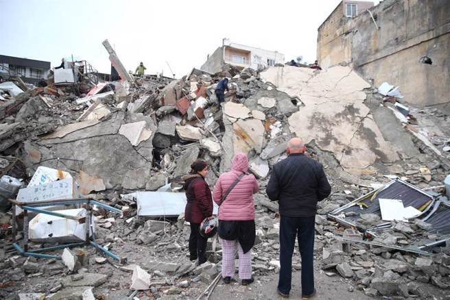 土耳其当地时间6日清晨发生芮氏规模7.8地震，造成许多大楼倒塌，伤亡人数持续攀升。（图／红十字会提供／林良齐台北传真）