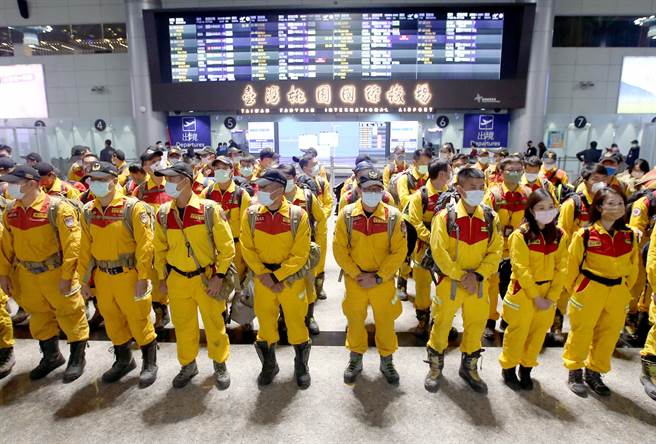 第二批台灣國際搜救隊晚間搭機前往土耳其，在桃園機場第二航廈內隊員整隊後準備授旗及登機。（范揚光攝）